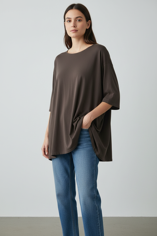 Μοντέλο με καφέ μπλούζα ελεύθερη έξω από το τζιν