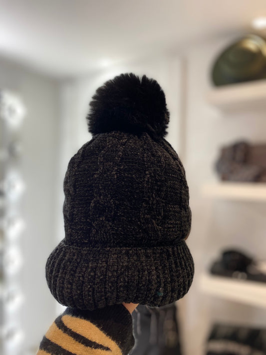 KNITTED CAP IN  BLACK