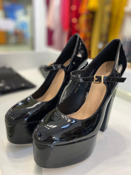SEXY BLACK HIGH HEELS 👠